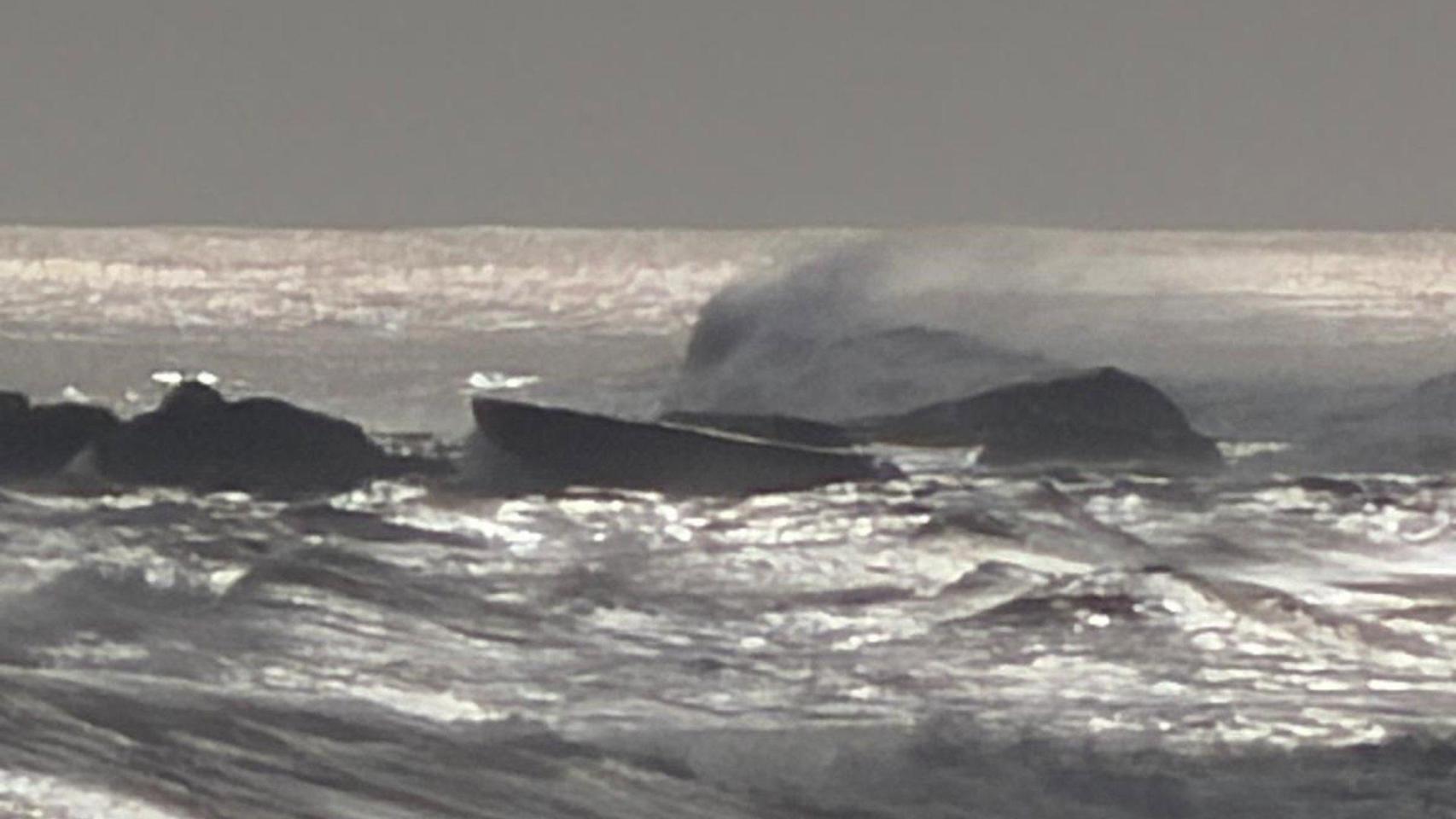 Imagen del pesquero portugués que naufragó en la desembocadura del río Miño