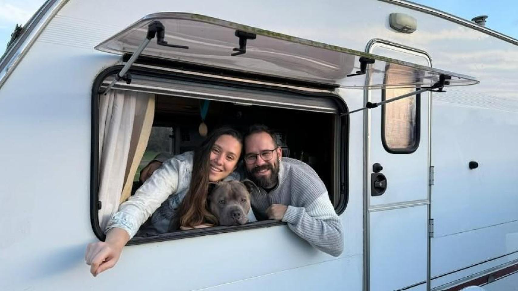 Sandra y Juan en su caravana.