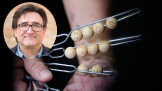 Montaje de Francisco Pedroche con bolas de premios del sorteo de Navidad (Jesús Hellín/Europa Press).