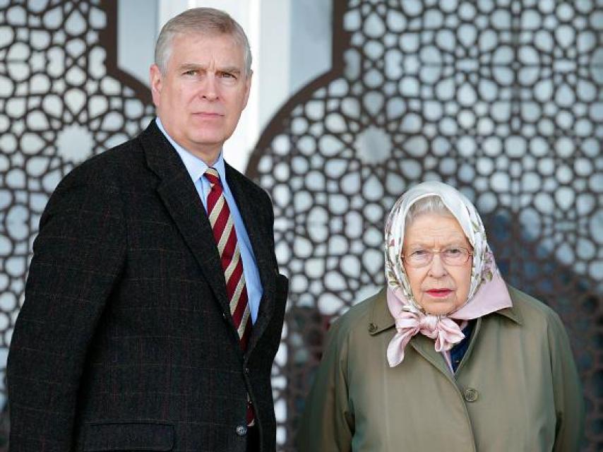 Andrew Mountbatten-Windsor junto a su madre, la reina Isabel II.