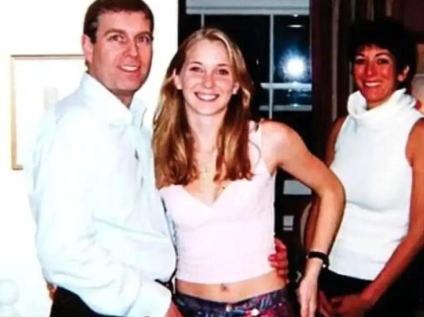 Andrés de York y Virginia Giuffre junto a Ghislaine Maxwell.