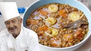 Karlos Arguiñano junto a un plato de lentejas.