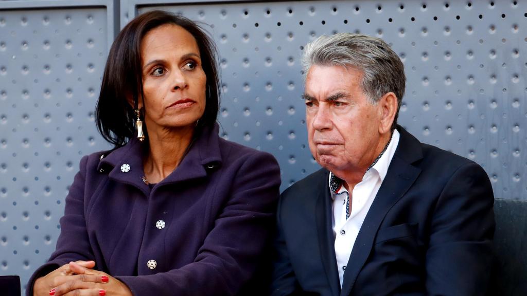 Claudia Rodríguez junto a Manolo Santana en una fotografía tomada en 2018, en Madrid.