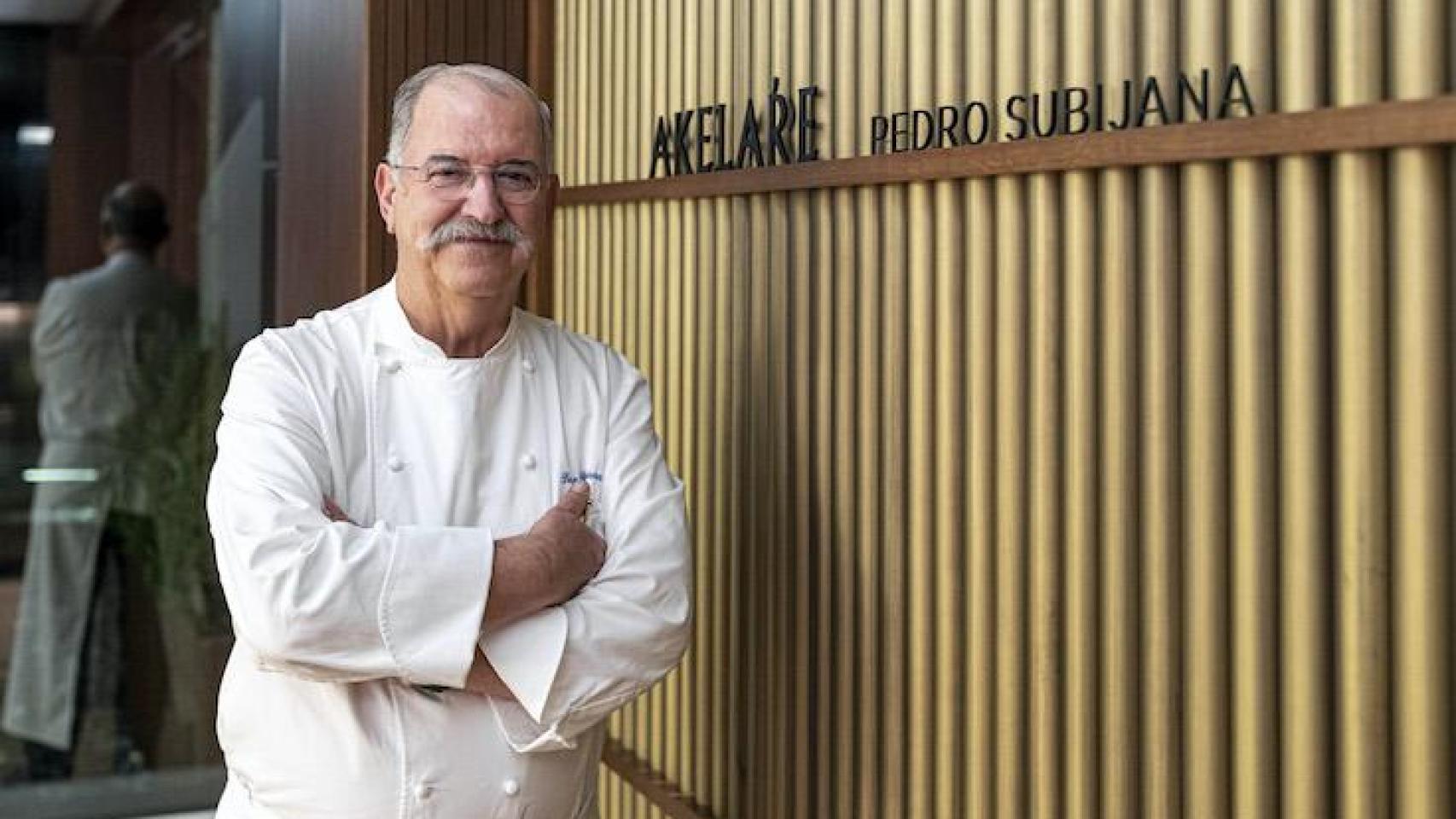 Pedro Subijana en la entrada de Akelarre.