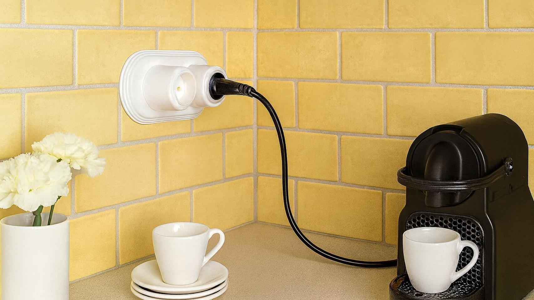 Una cocina con un enchufe.