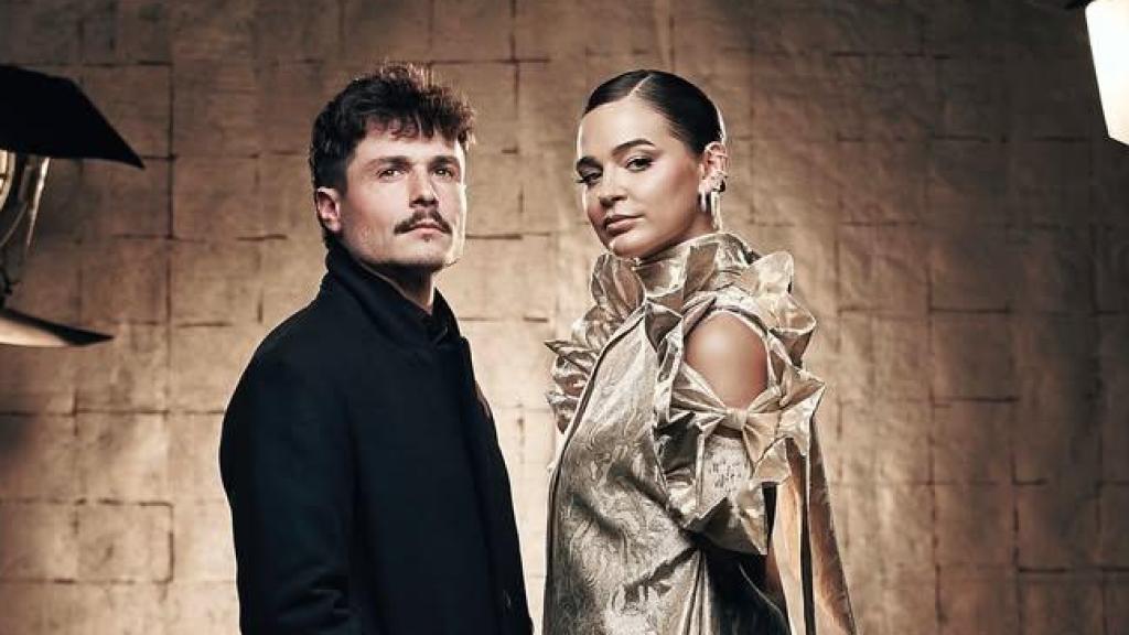 Laura Escanes y Miki Núñez en el posado de las Campanadas 2024.