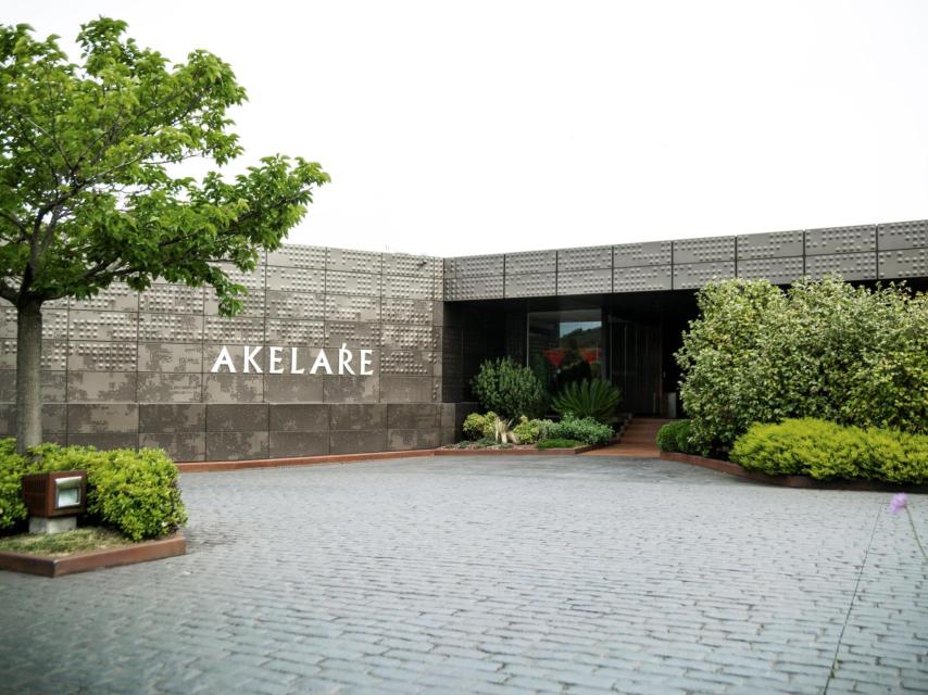 La entrada principal de Akelarre.