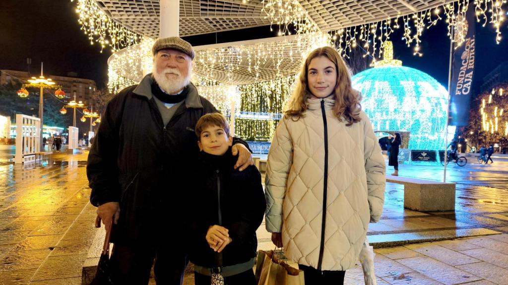 José Antonio, Zoe y José posan en las luces de la Plaza de los Sueños de Caja Rural de Zamora