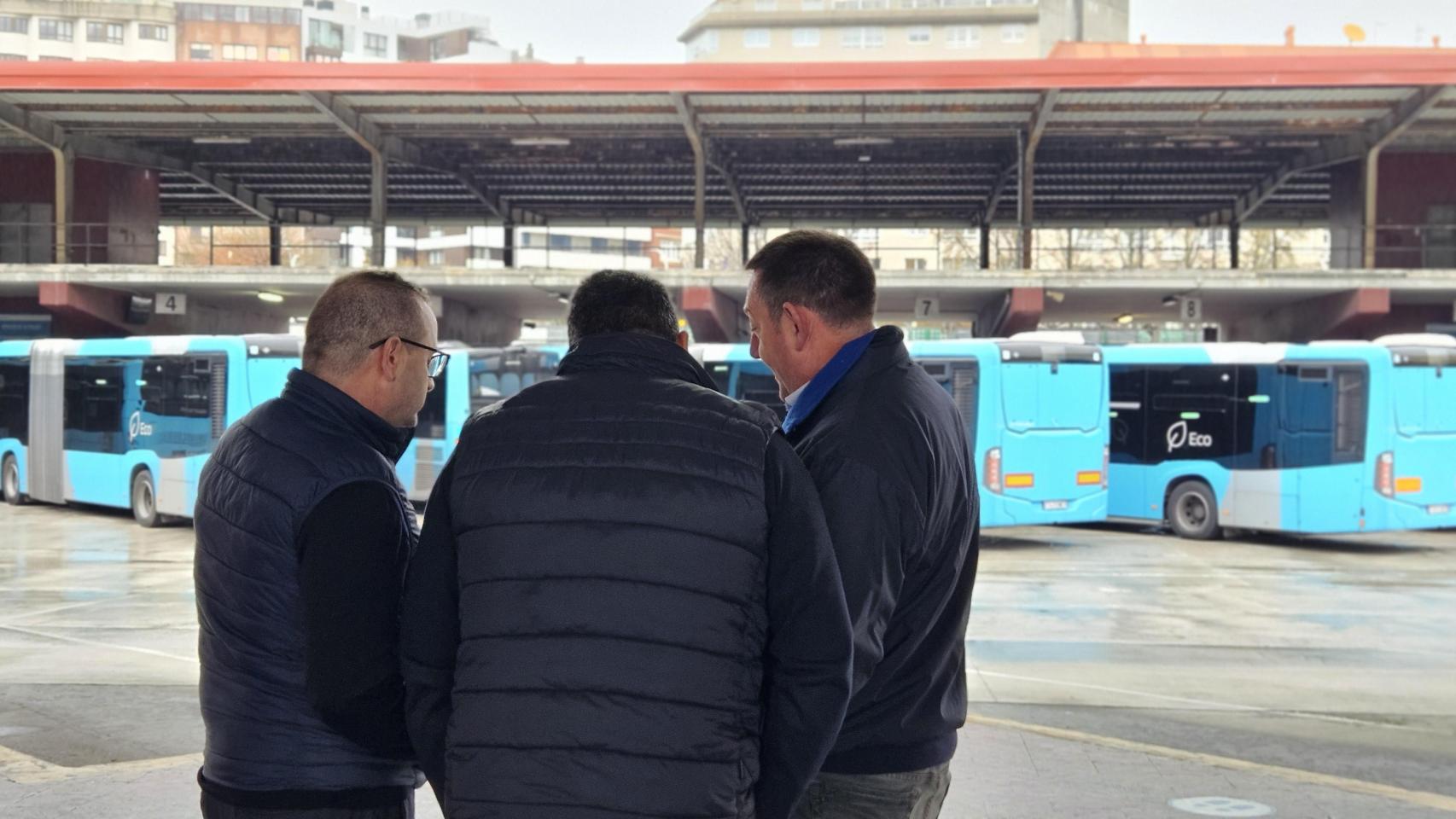 Personas en la estación de autobuses de A Coruña este lunes, durante la jornada de huelga.