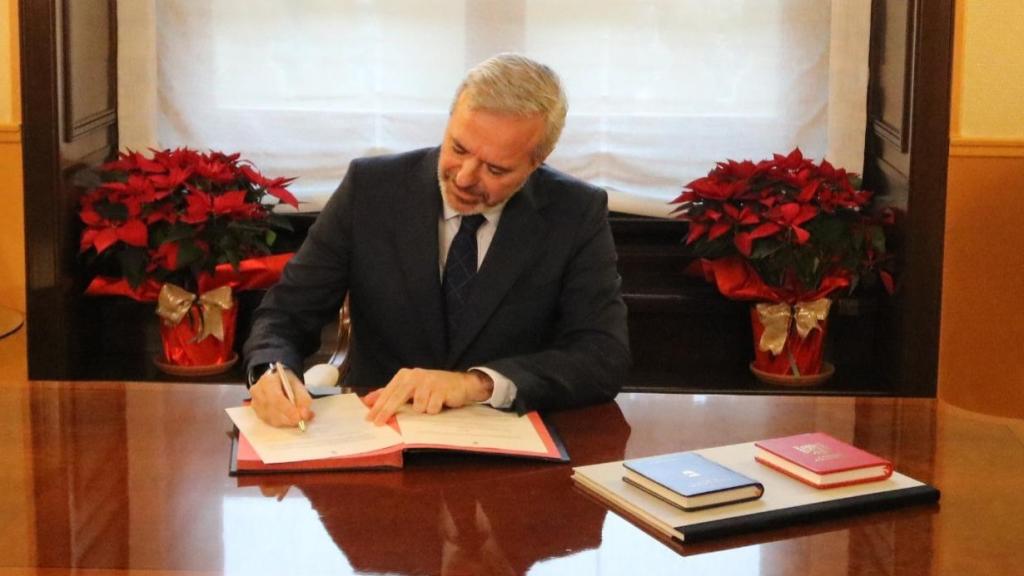 El presidente de Aragón, Jorge Azcón, firma el decreto de disolución de las Cortes.