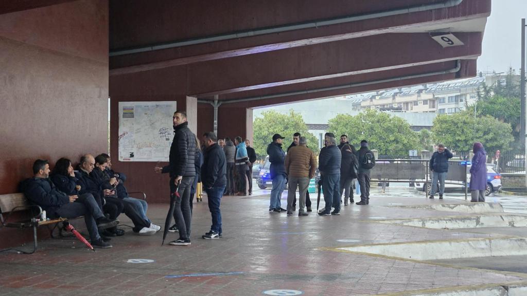 Personas en la estación de bus de A Coruña en el tercer día de huelga.