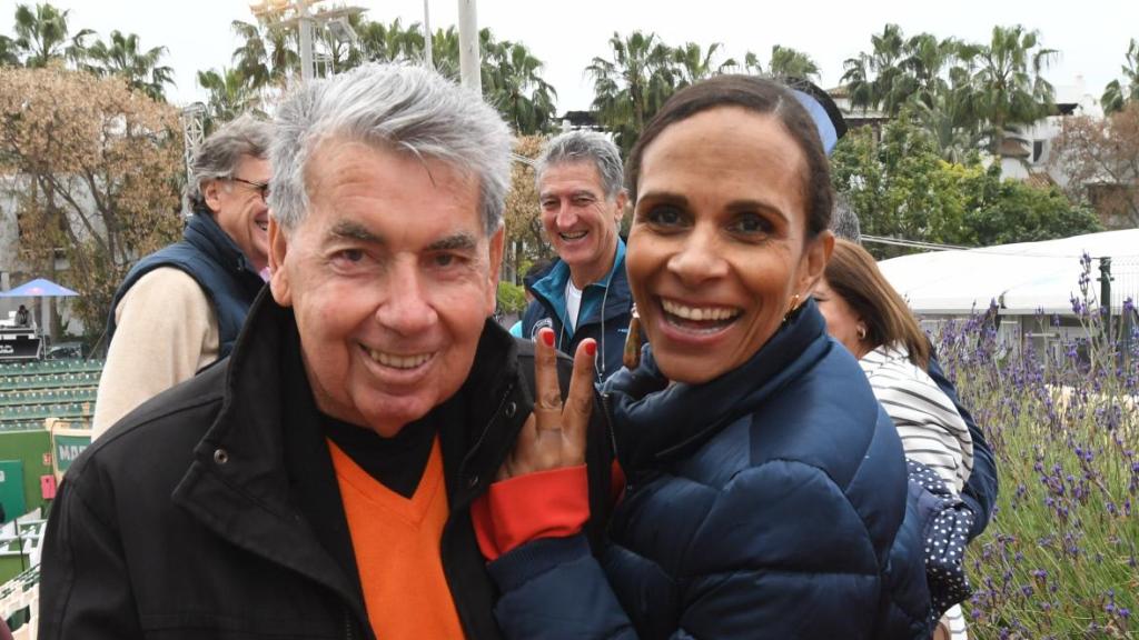 Claudia Rodríguez junto a Manolo Santana en una instantánea tomada en Marbella, en 2019.