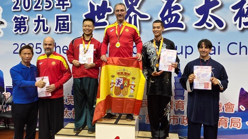 Mikelo Signes, subido en el podio como campeón del mundo.