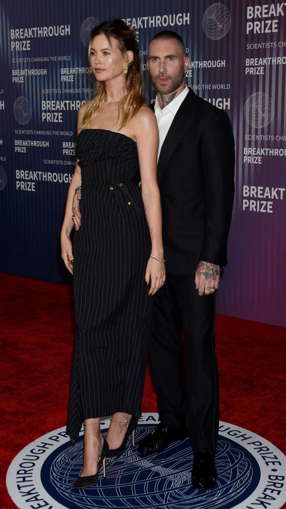 Adam Levine y su mujer, Behati Prinsloo, en un evento en abril de 2024.