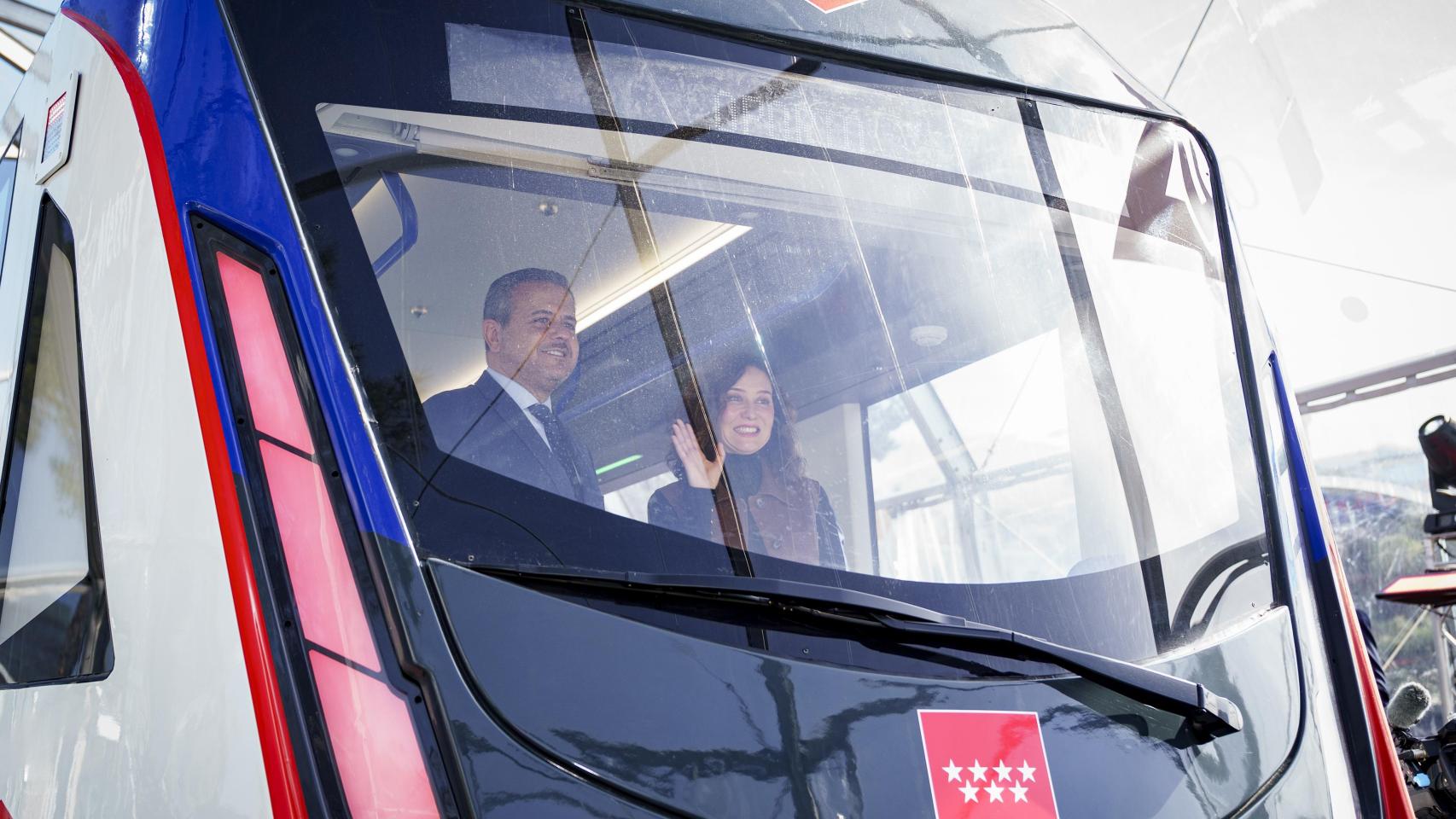 Isabel Díaz Ayuso a los mandos de un vagón de Metro.