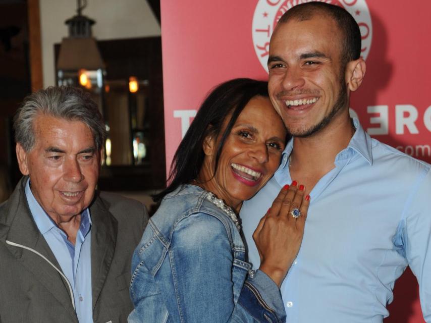 El tenista junto a su viuda y su hijo en una instantánea tomada en 2018.