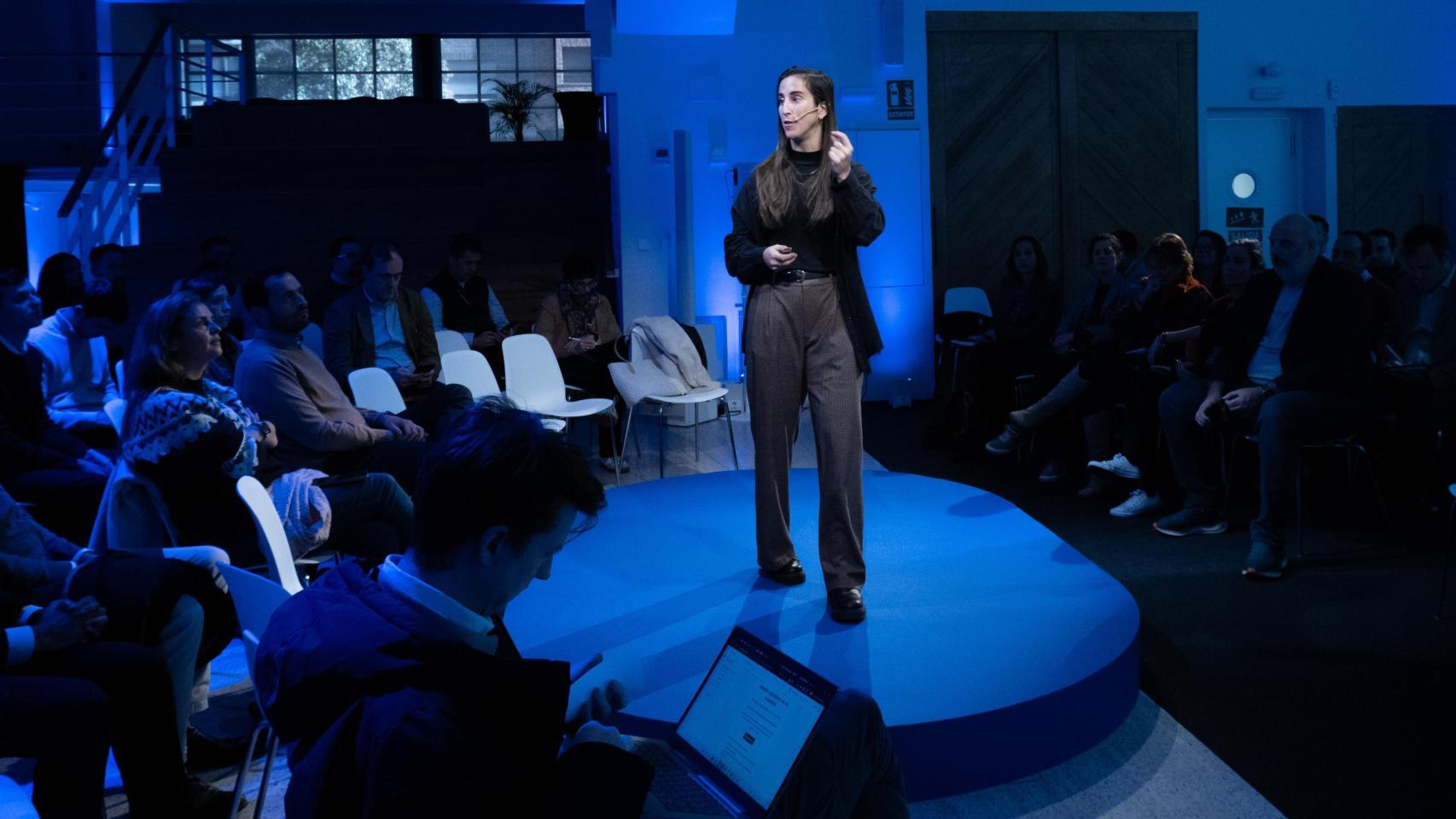 Julia Hernández, experta en IA de Google Cloud. durante el evento organizado por IndesIA.