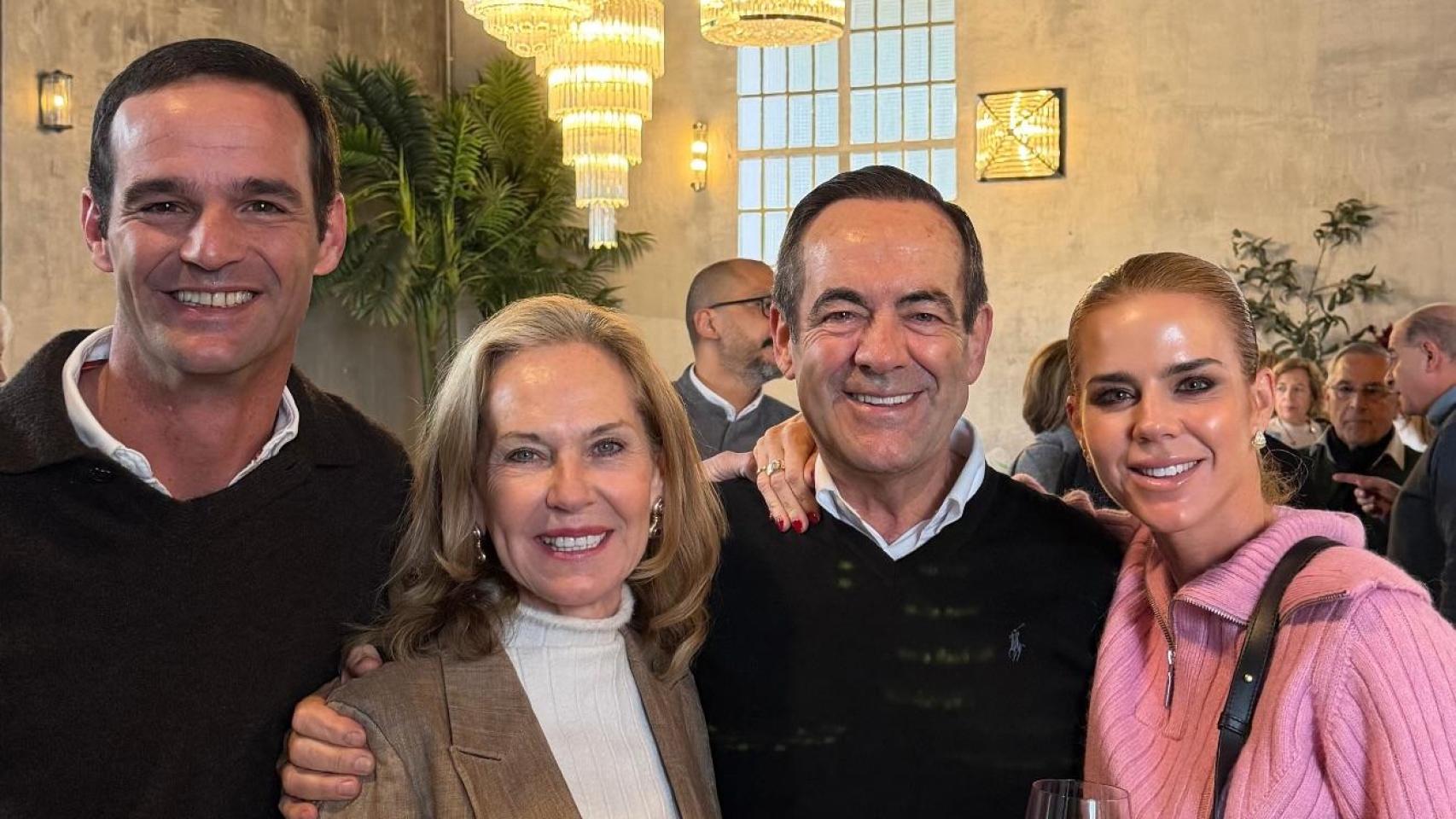 José Bono junto a su exmujer, Ana Rodríguez y sus dos hijos, Amelia y José.