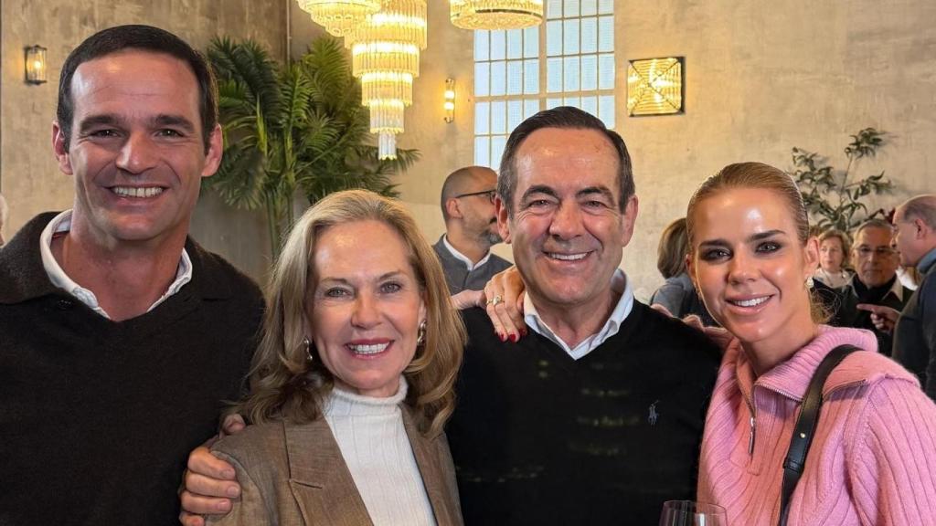 José Bono junto a su exmujer, Ana Rodríguez y sus dos hijos, Amelia y José.