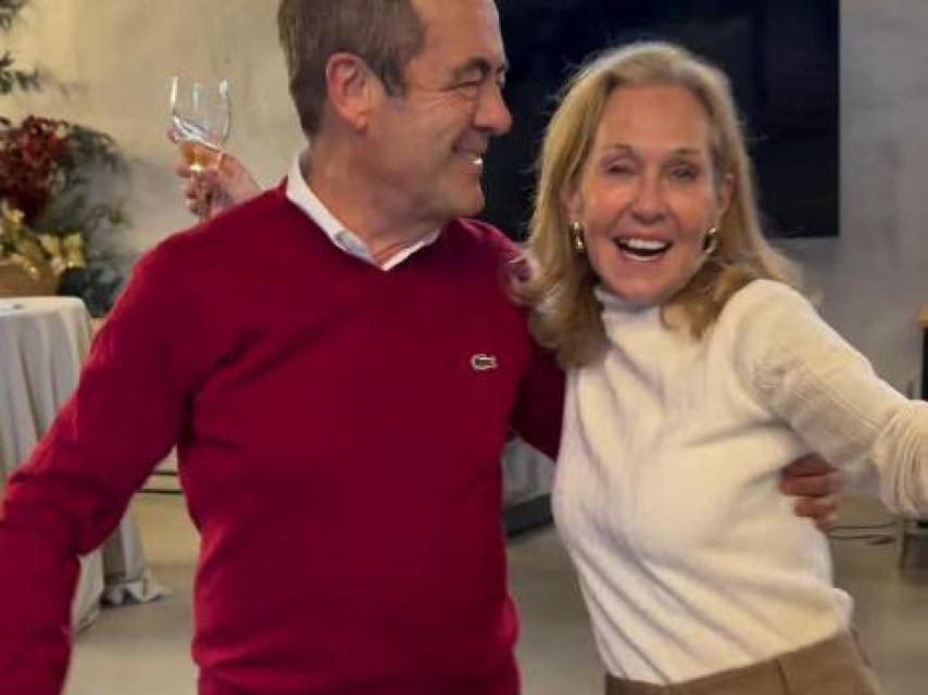 José Bono bailando con su exmujer, Ana Rodríguez, en su fiesta de cumpleaños. Captura de la storie subida por Amelia Bono.