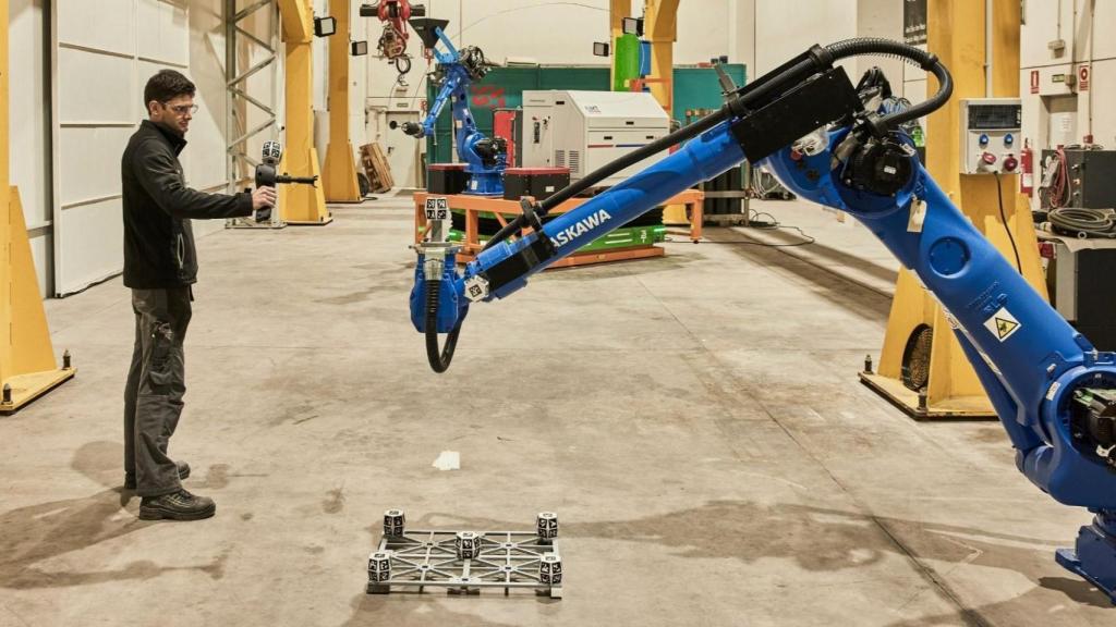 Operario programando un robot industrial por medio de gestos.