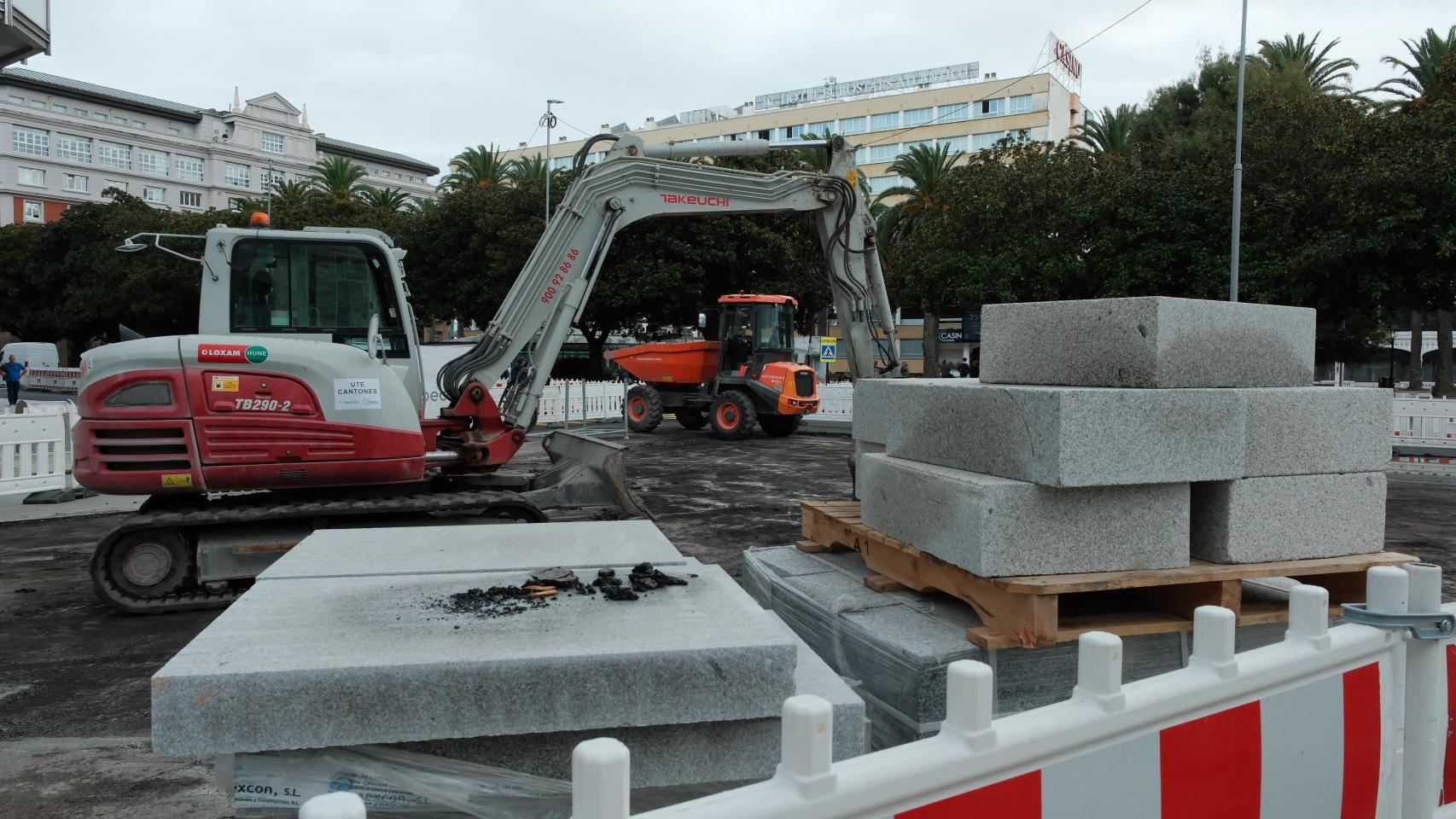 Máquinas de obra junto al Obelisco por la reforma de Los Cantones.