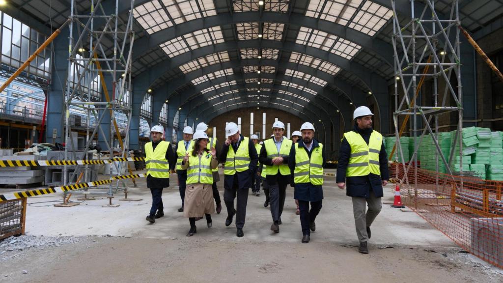 Cargos públicos en una visita reciente a la terminal ferroviaria de la futura estación intermodal.