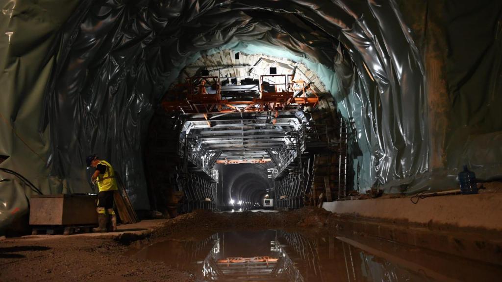 Obras de impermeabilización en uno de los túneles de la conexión ferroviaria al puerto exterior de A Coruña.