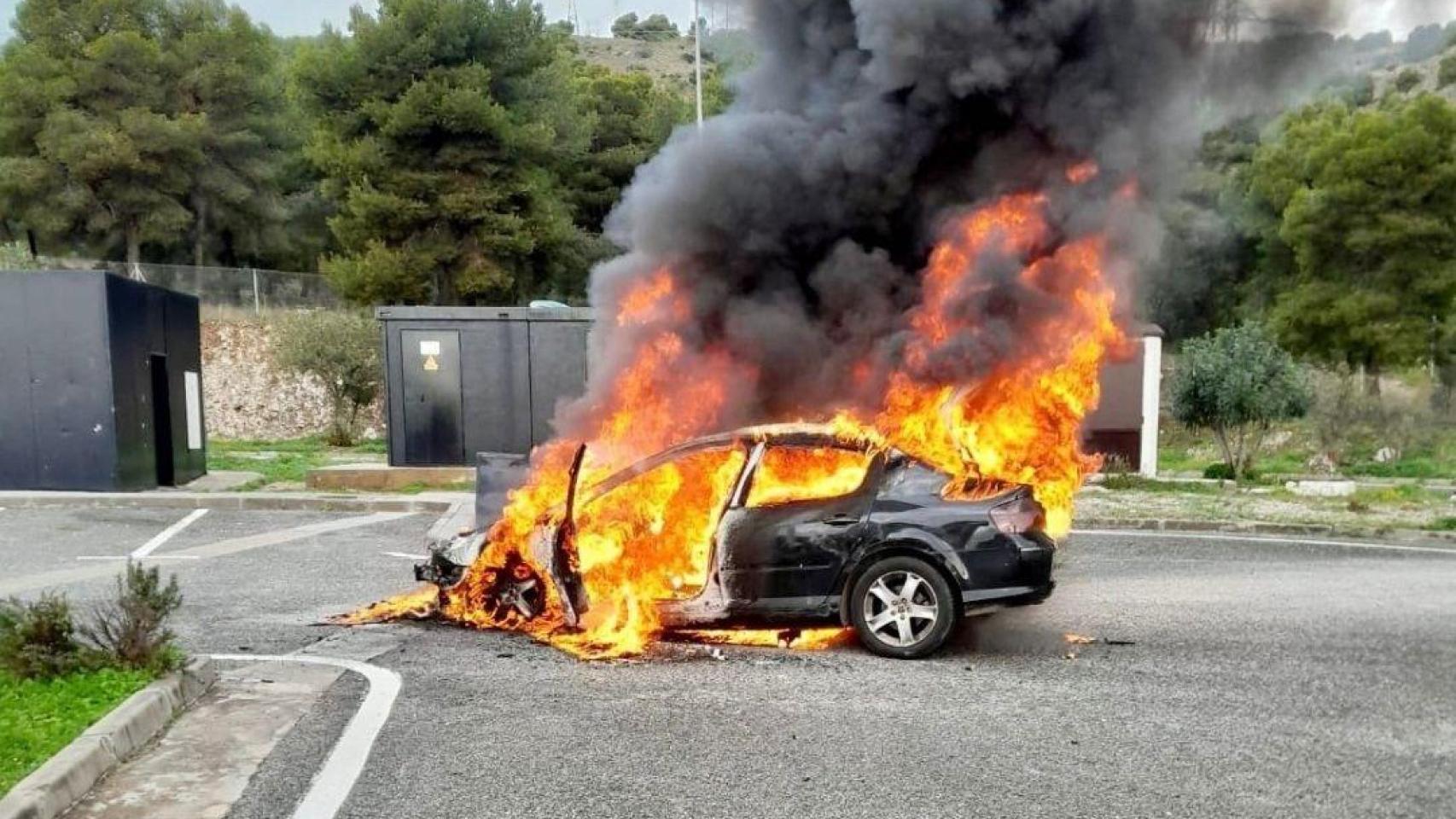 El turismo incendiado.