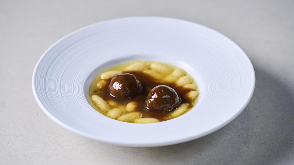 Las fabes tiernas se acompañan de albóndigas de cerdo ibérico en una salsa intensa y aromática.