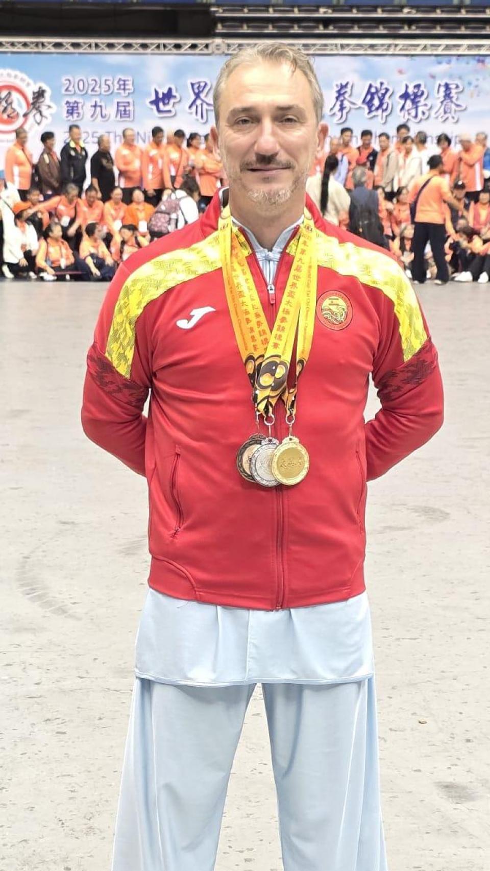 Mikelo Signes con sus tres medallas.