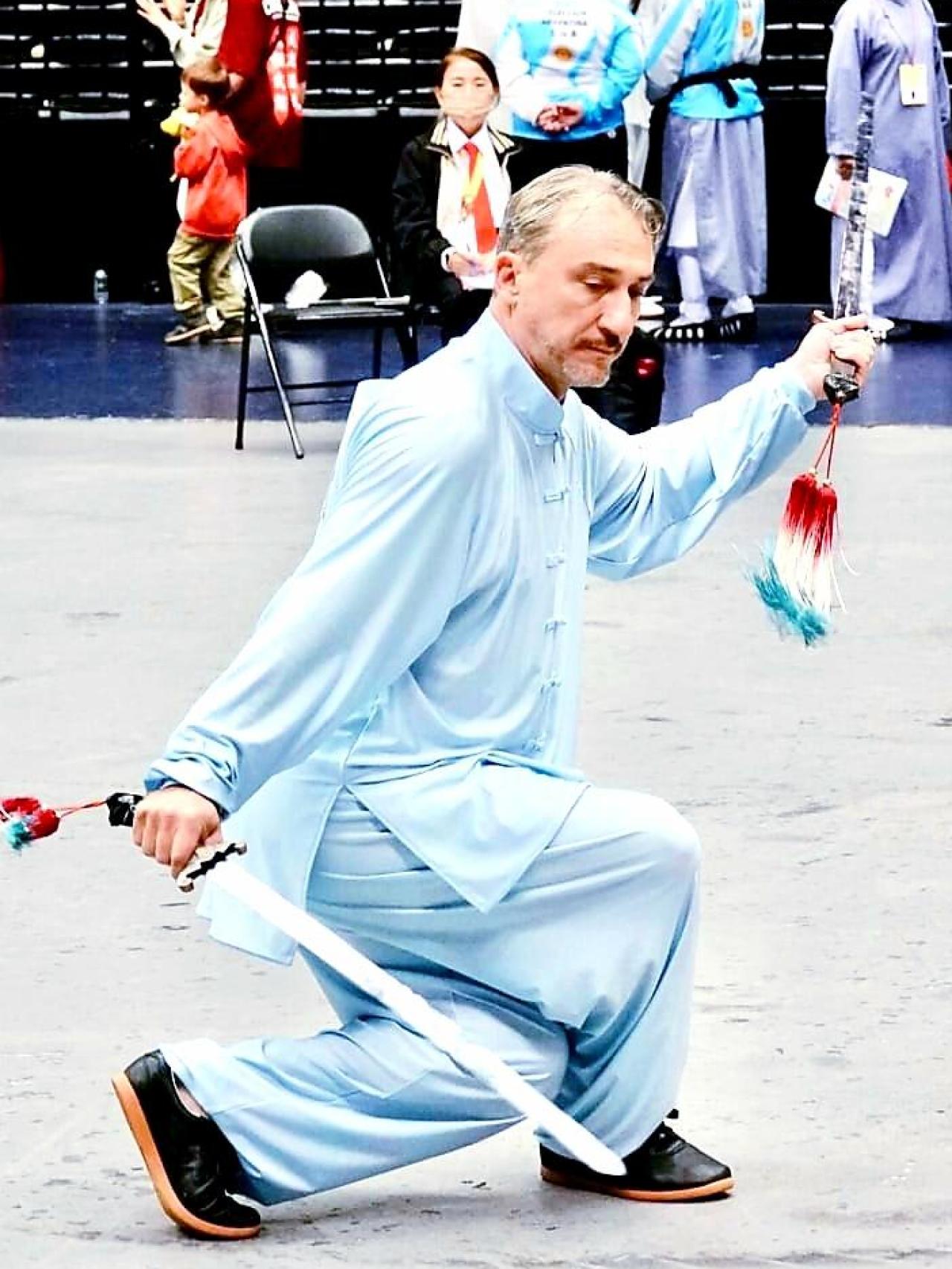 Mikelo Signes compitiendo en la especialidad de doble espada.