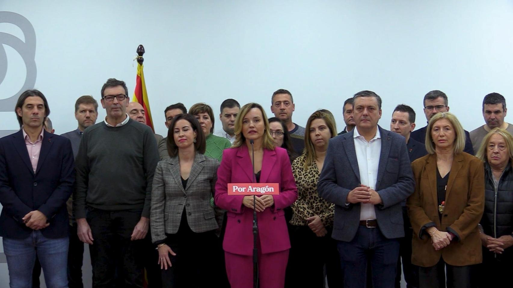 Pilar Alegría, rodeada de parte de su Ejecutiva Regional