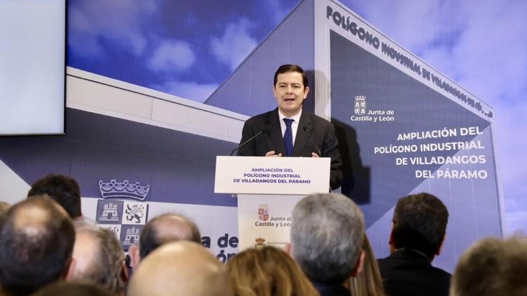 Alfonso Fernández Mañueco, presidente de la Junta de Castilla y León, en su visita al Polígono de Villadangos del Páramo.