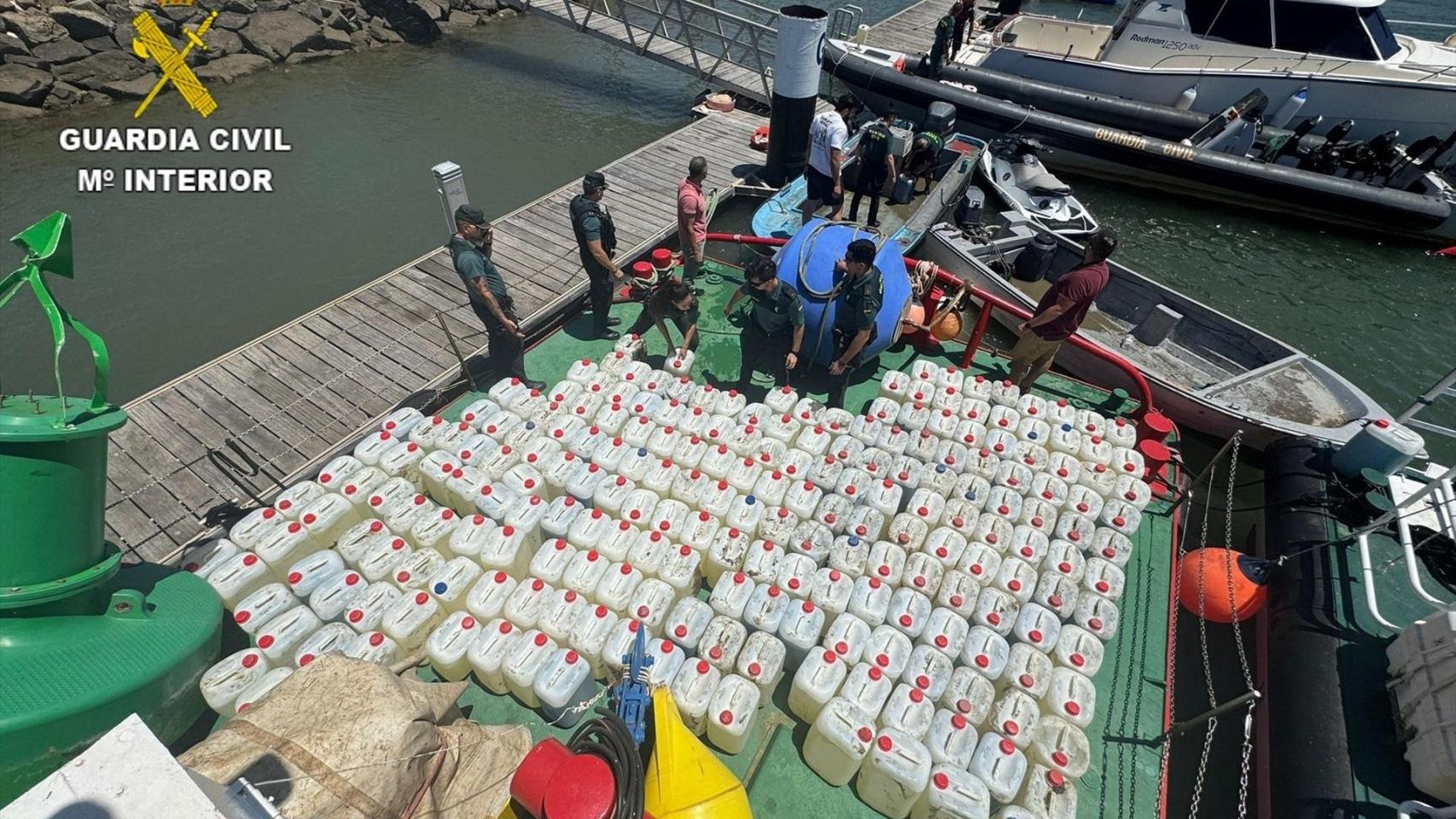Narlancha intervenida por agentes de la Guardia Civil.