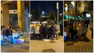 Turistas en Vigo comiendo en plena calle en las inmediaciones de la Alameda