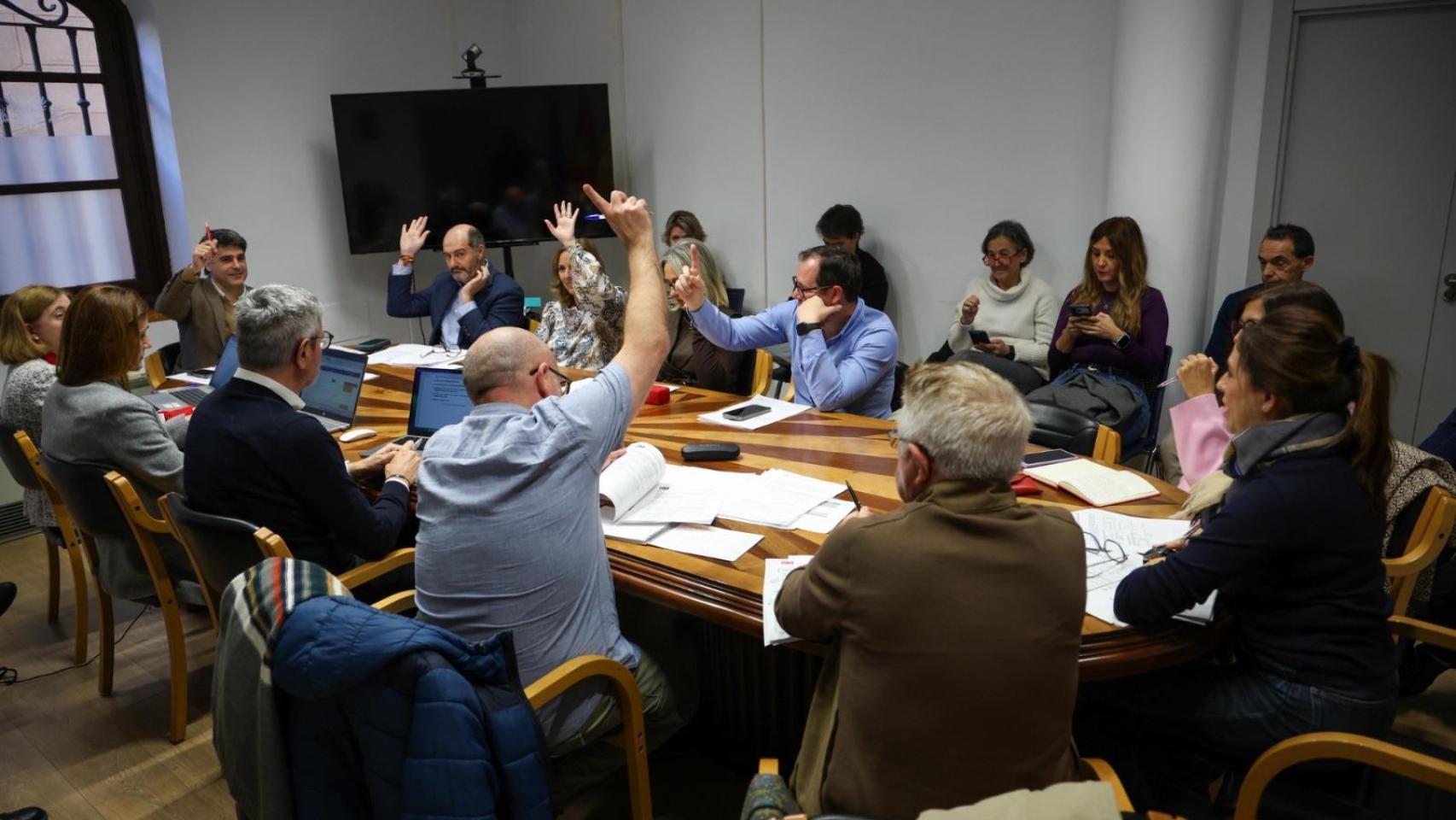 Votación en la Comisión de Hacienda dedicada a presupuestos.