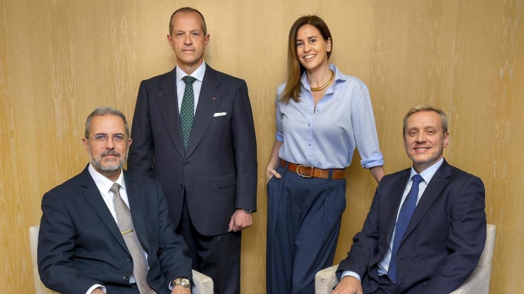 El presidente y cofundador de Flinket, Joan Mir; el miembro del consejo y cofundador, Chisco de Ascanio; la consejera delegada y cofundadora, Gabriela Orille; y el director general de MGC Mutua y CA Life, Xavier Plana.