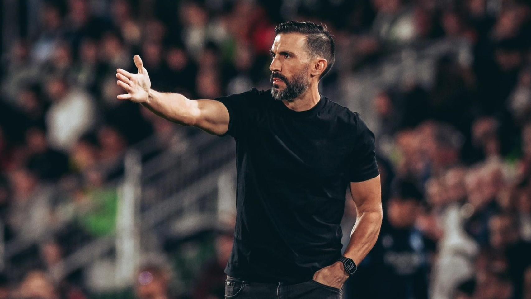 Sarabia dirigiendo al equipo durante un partido.