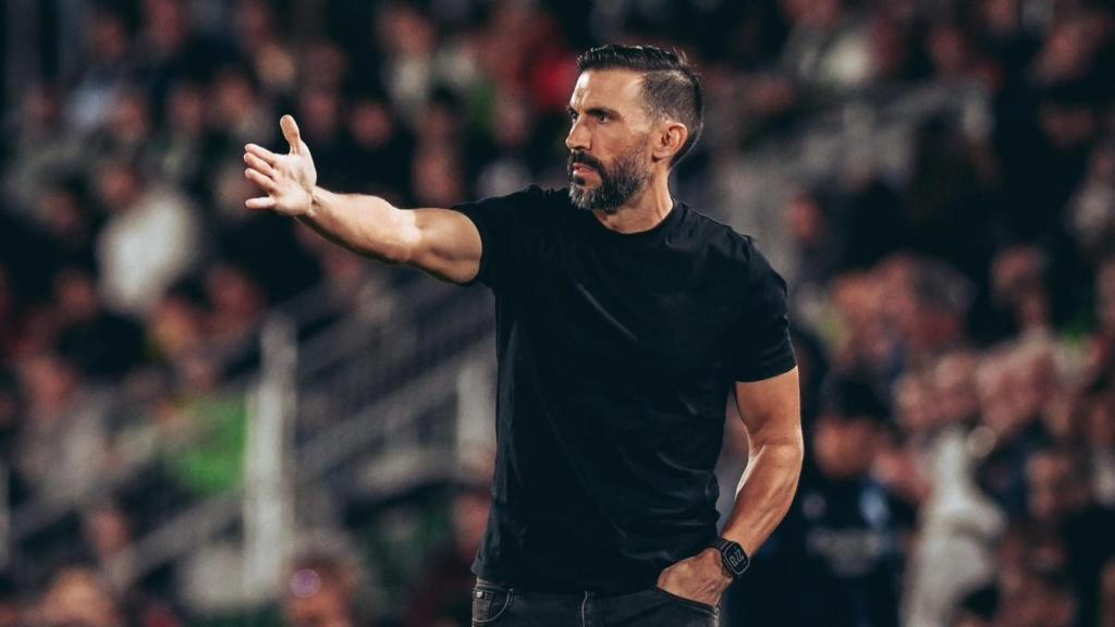 Sarabia dirigiendo al equipo durante un partido.