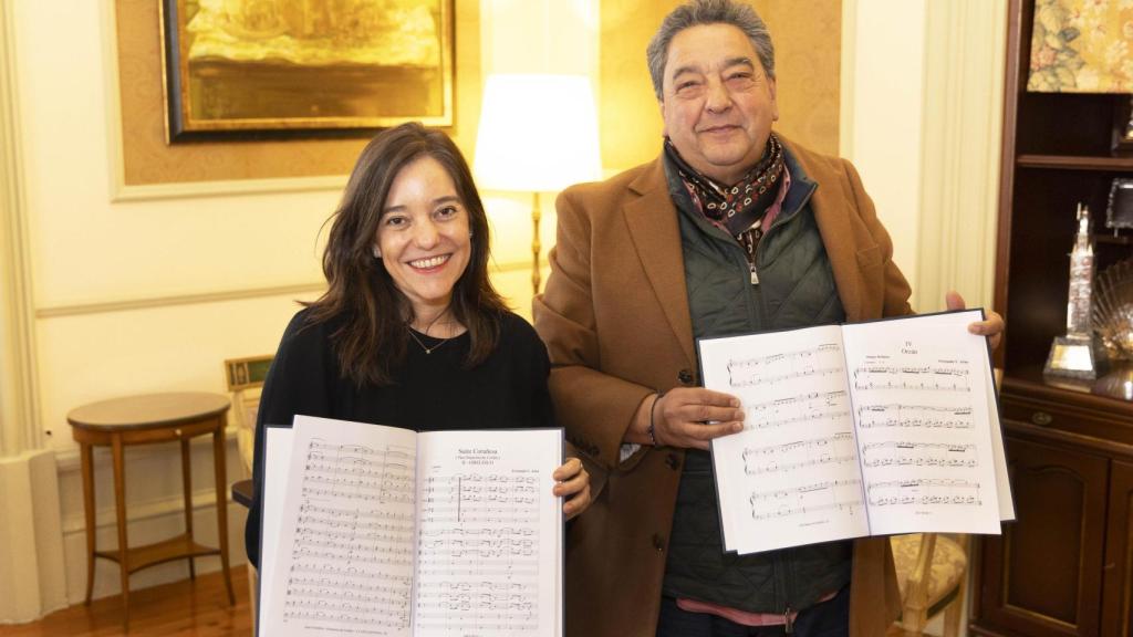 El compositor Fernando Vázquez Arias  y la alcaldesa de A Coruña Inés Rey