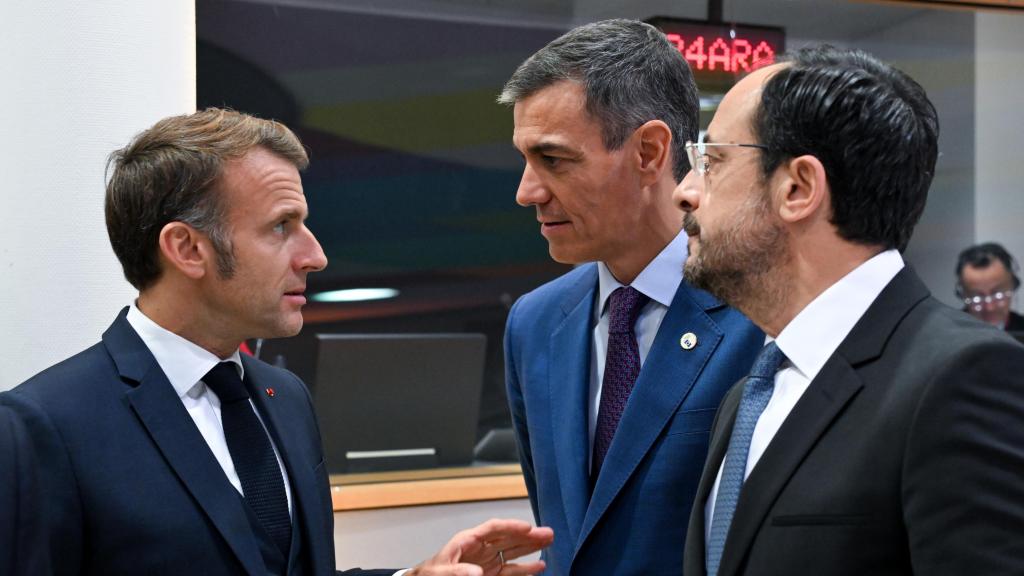 El presidente francés, Emmanuel Macron, conversa con Pedro Sánchez durante la cumbre de octubre