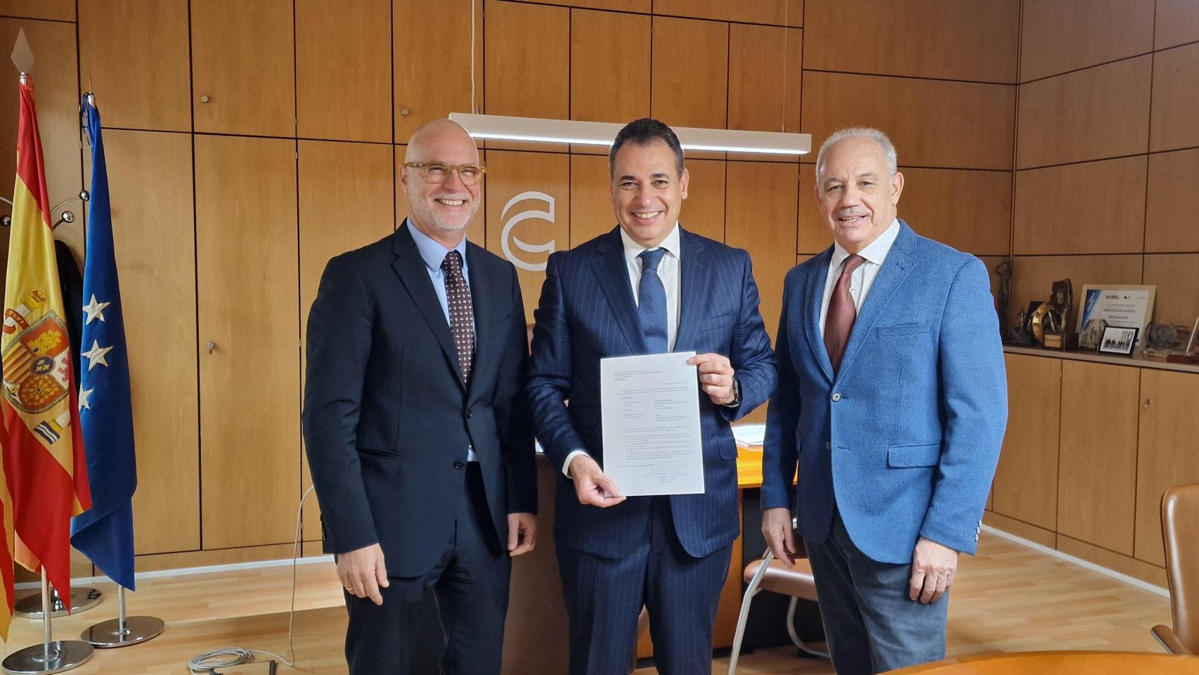 Benito Tesier (en el centro de la imagen) será el nuevo presidente de CEOE Aragón en enero de 2026.