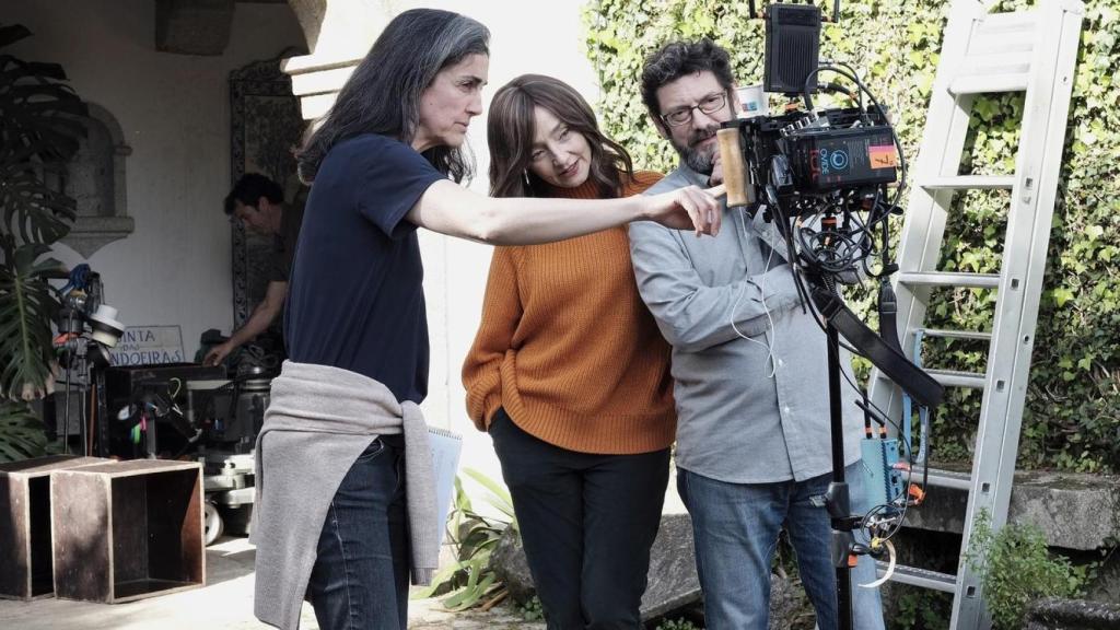 Avelina Prat, Maria de Medeiros y Manolo Solo durante el rodaje de 'Una quinta portuguesa'