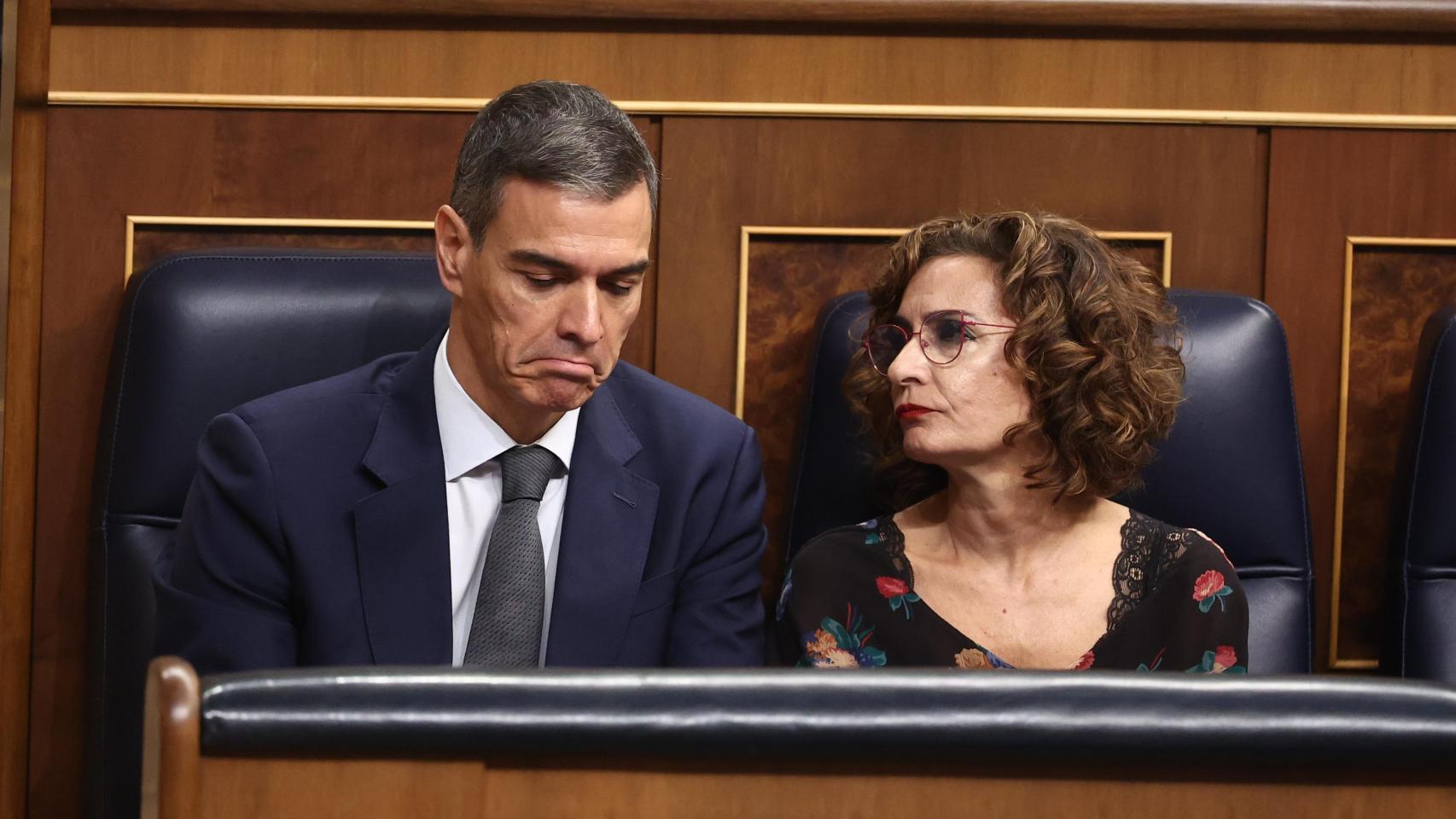 El presidente del Gobierno, Pedro Sánchez, y la vicepresidenta primera y ministra de Hacienda, María Jesús Montero,, durante una sesión de control, en el Congreso de los Diputados.