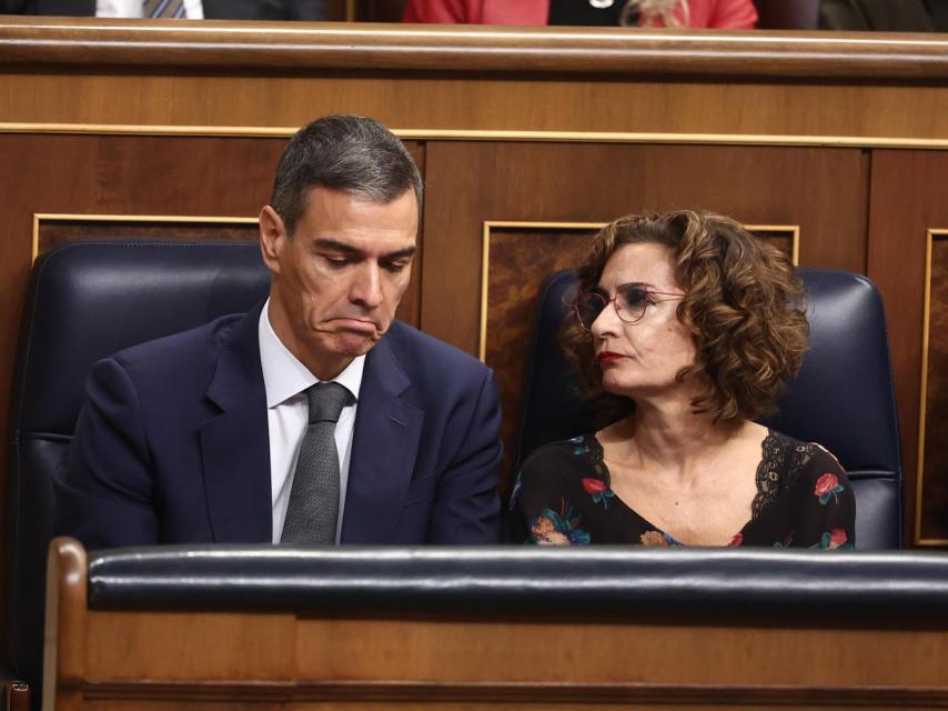 El presidente del Gobierno, Pedro Sánchez, y la vicepresidenta primera y ministra de Hacienda, María Jesús Montero, durante una sesión de control, en el Congreso de los Diputados.