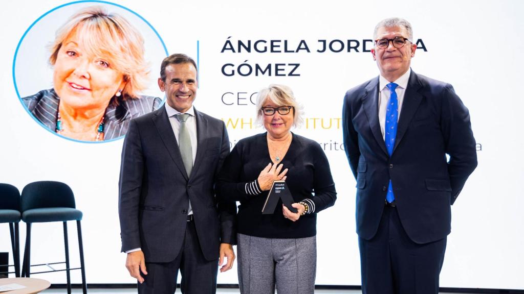 El director de Negocio de CaixaBank, Jaume Masana; la ganadora del ‘Premio A Profesional Autónoma’ de 2025, Ángela Jordana, y el director comercial segmento Negocios de CaixaBank, Toni Rodríguez