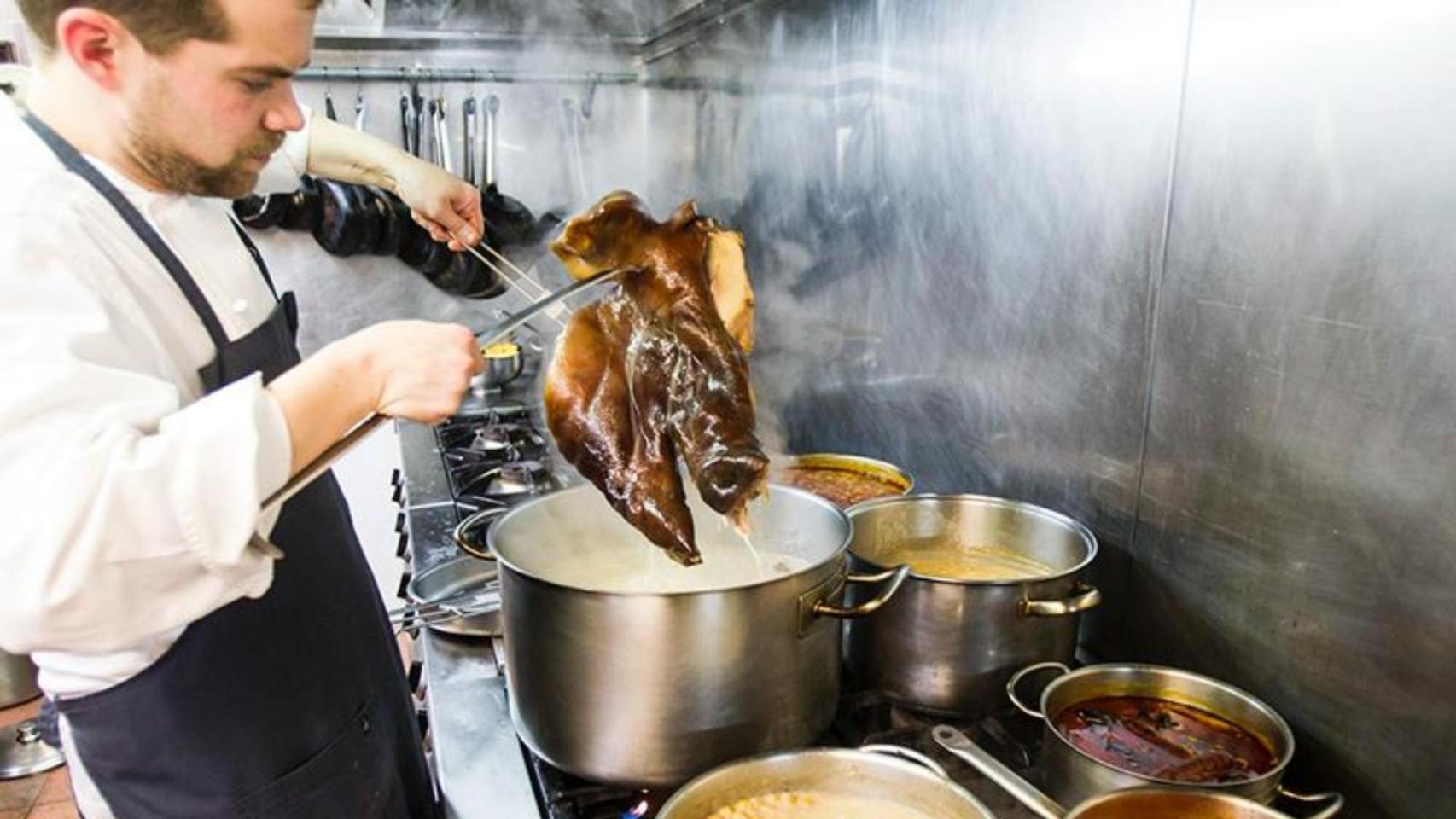 Diego López, cocinero del mejor cocido de Galicia en La Molinera, Lalín (Pontevedra)