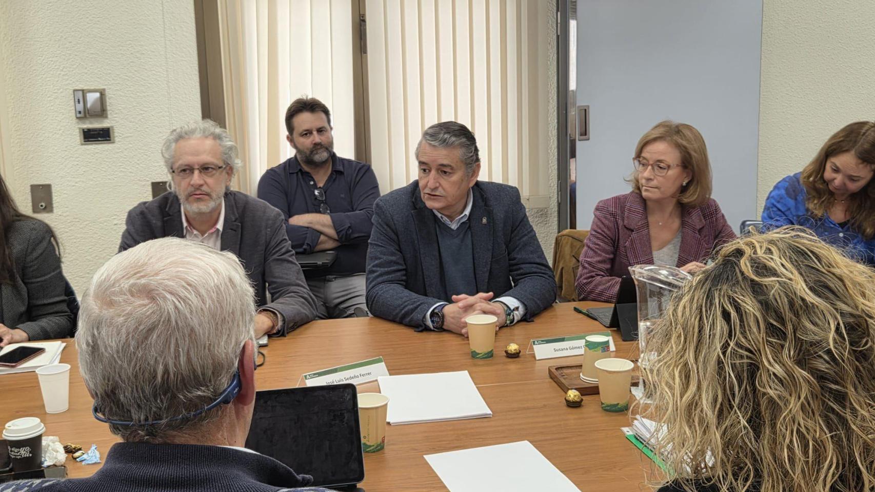 El consejero de Sanidad en Andalucía, Antonio Sanz, en una reunión con sindicatos médicos.