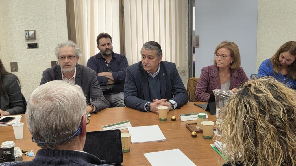 El consejero de Sanidad en Andalucía, Antonio Sanz, en una reunión con sindicatos médicos.